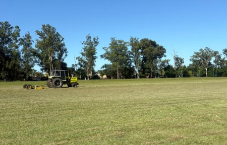 Corte de pasto en la cancha de Gendarmería Nacional